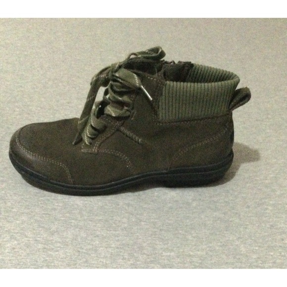 UGG GREEN SUEDE ANKLE BOOTS - Picture 11 of 11